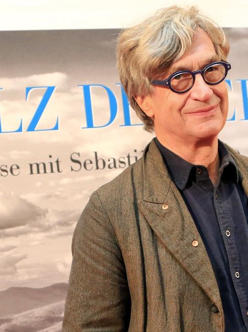 Wim Wenders steht bei der Premiere des Films "Das Salz der Erde" in der Lichtburg in Essen.