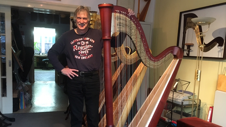 Eine der teuersten Harfen, die in der Werkstatt Horngacher produziert wurde, ist eine Mahagonie-Harfe im Wert von rund 200.000 Euro.