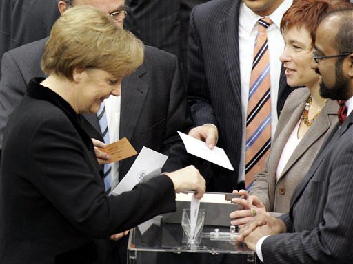 Die CDU-Vorsitzende Angela Merkel gibt bei der Wahl des Bundeskanzlers im Reichstagsgebäude in Berlin ihre Stimme ab.