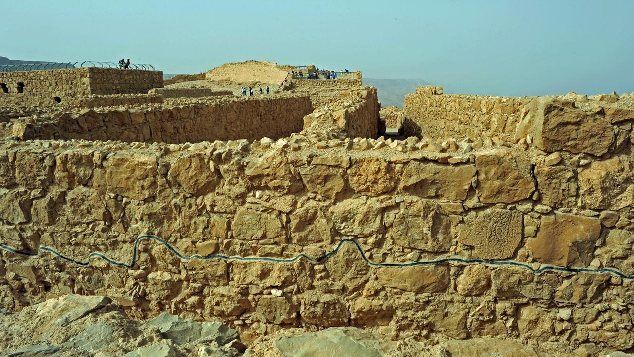 Blick auf Teile der ehemaligen Wüstenfestung Masada, eine der berühmtesten archäologischen Stätten Israels