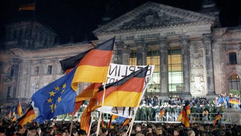 Rund eine Million Menschen feierten in der Nacht zum 3.10.1990 in Berlin - wie hier vor dem Reichstagsgebäude - die wiedergewonnene deutsche Einheit