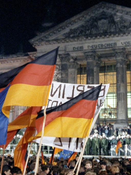 Rund eine Million Menschen feierten in der Nacht zum 3.10.1990 in Berlin - wie hier vor dem Reichstagsgebäude - die wiedergewonnene deutsche Einheit