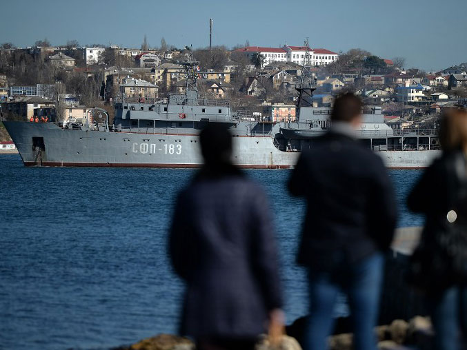 Ein russisches Kriegsschiff passiert den Hafen von Sewastopol.