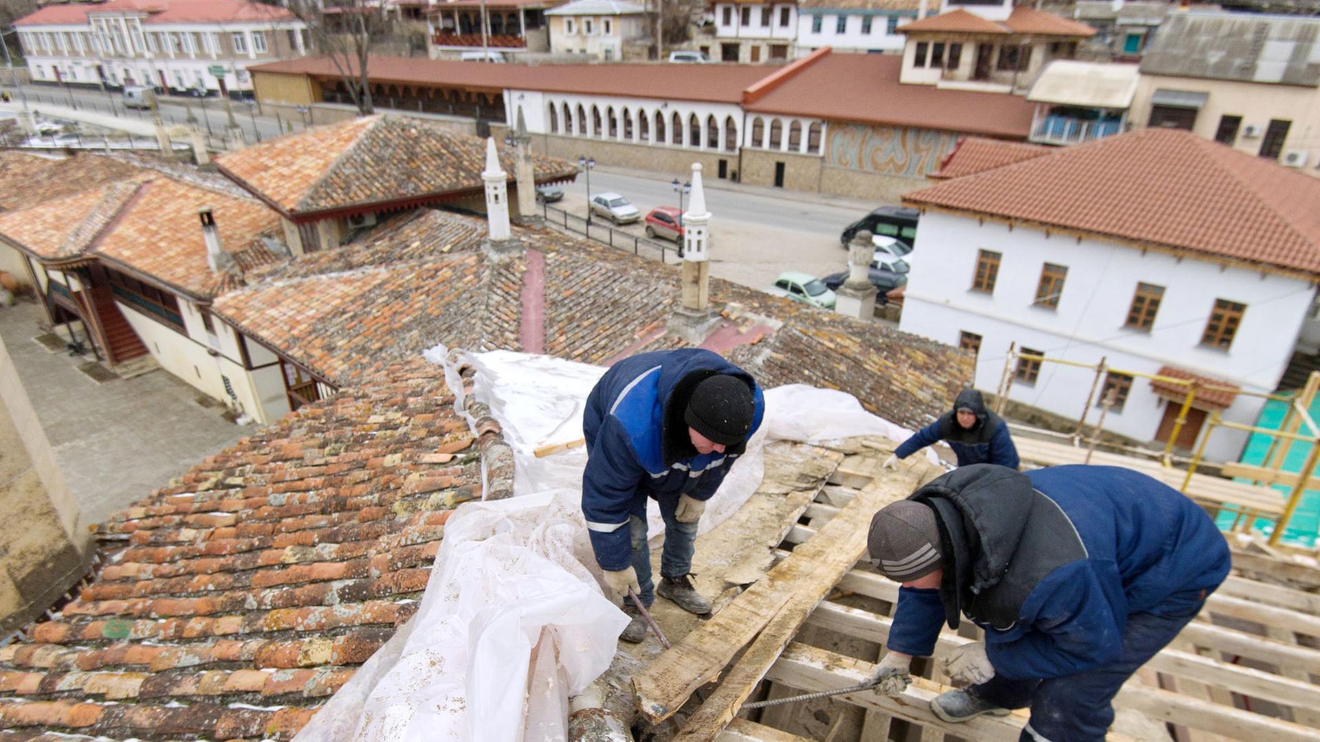 Handwerker reparieren das Dach des Khanpalasts in Bachtschyssaraj auf der Krim im Februar 2017.
