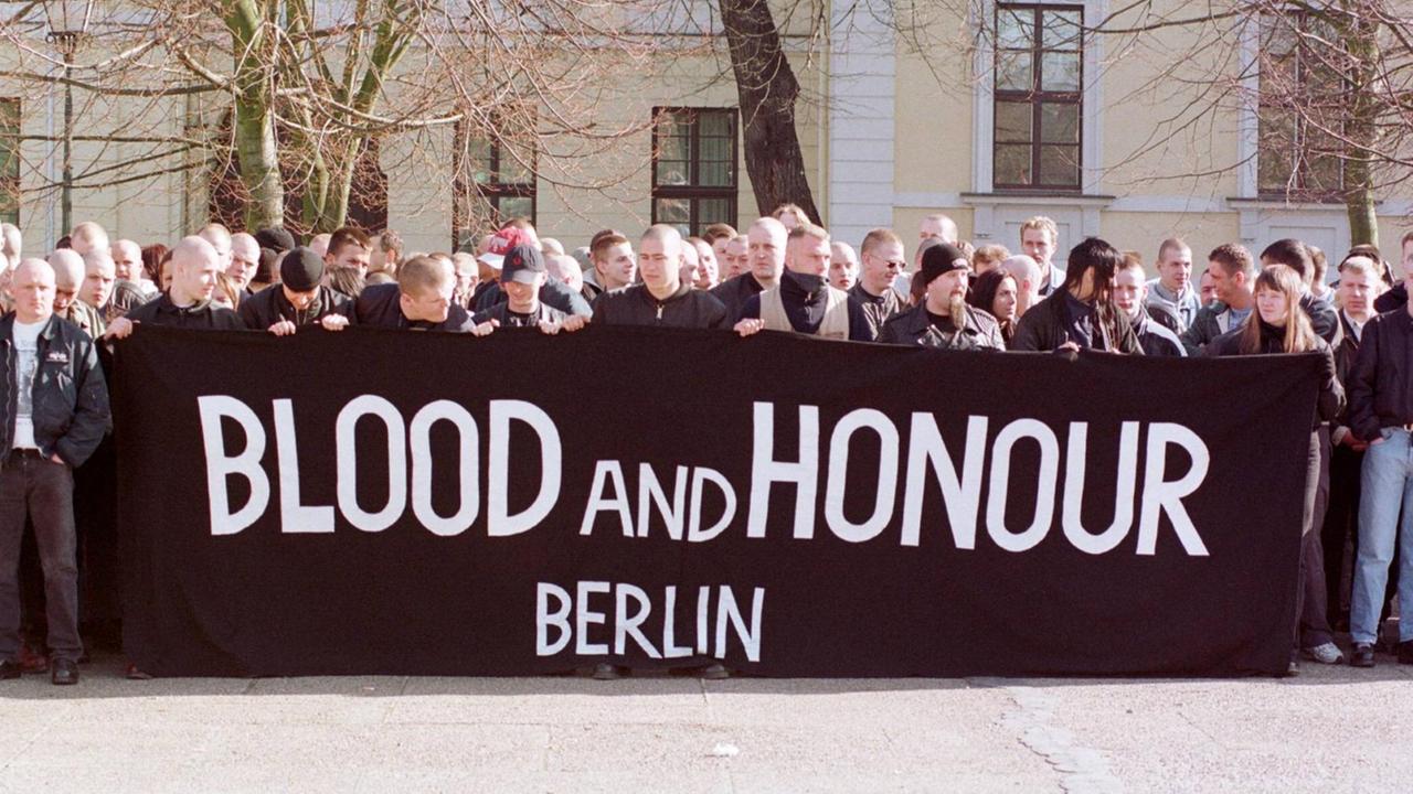 Anhänger der Neonazi-Organisation "Blood and Honour" 1999 in Magdeburg
