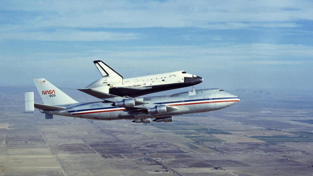 Space Shuttle Orbiter 'Columbia' auf einem Boeing 747 Shuttle Carrier der NASA in den 1980er Jahren.
