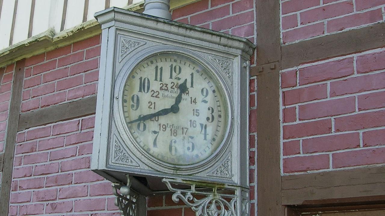 Die historische Uhr am Bahnhof Schmalkalden-Fachhochschule, aufgenommen im März 2011.