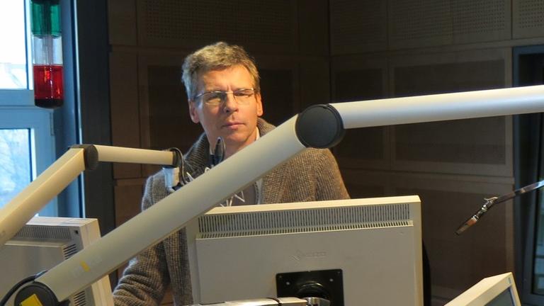 Jörg Magenau im Studio bei Deutschlandradio Kultur.