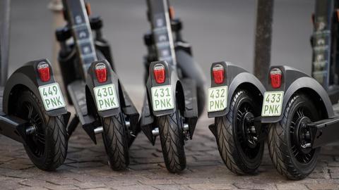 Mehrere Elektrotretroller steht in Frankfurt am Main auf dem "Kaiserplatz".