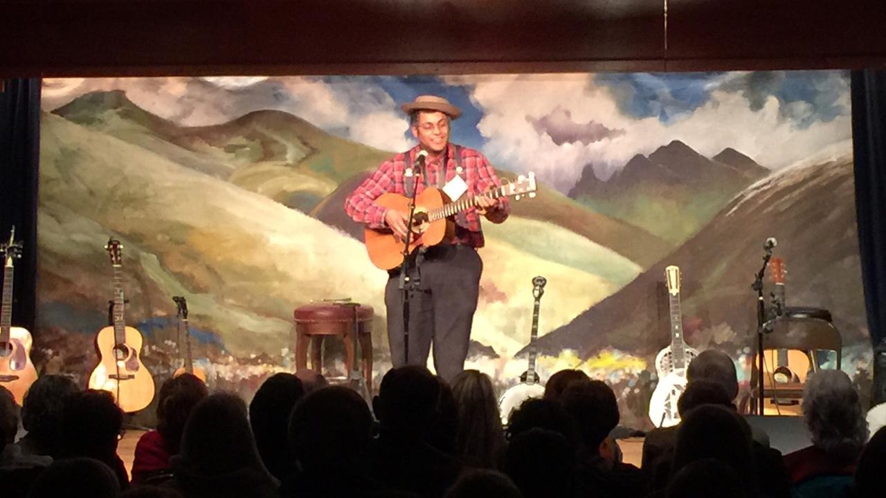 Der Grammy-Preisträger und Multi-Instrumentalist Dom Flemons 2016 beim Cowboy Poetry Gathering in Elko, Montana.