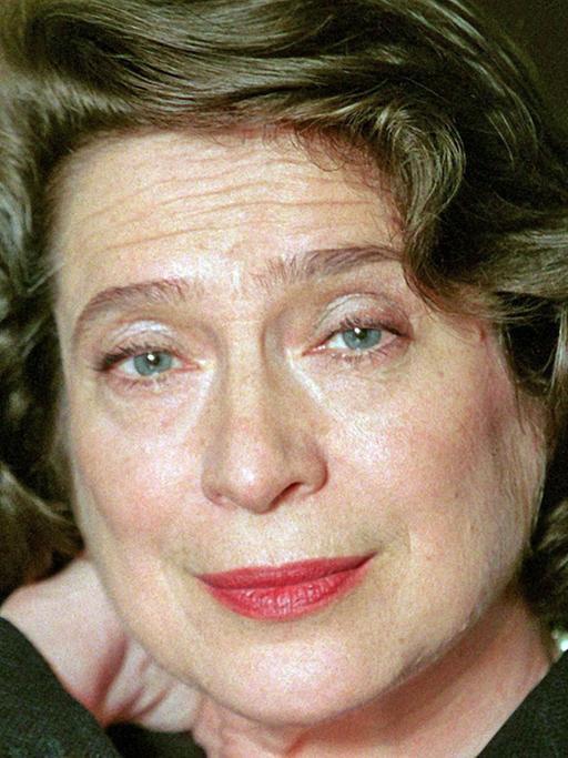 Elisabeth Leonskaja, in Georgien geborene Pianistin von Weltruhm, aufgenommen im Juni 2003 in Mainz. Sie wanderte 1978 aus der damaligen Sowjetunion aus und lebt in Wien. Leonskaja tritt nicht nur als Solistin auf, sondern auch regelmäßig mit bekannten Orchestern wie den Berliner Philharmonikern, dem Leipziger Gewandhaus-Orchester, dem Orchestre de Paris und den Philharmonikern von New York und Los Angeles.