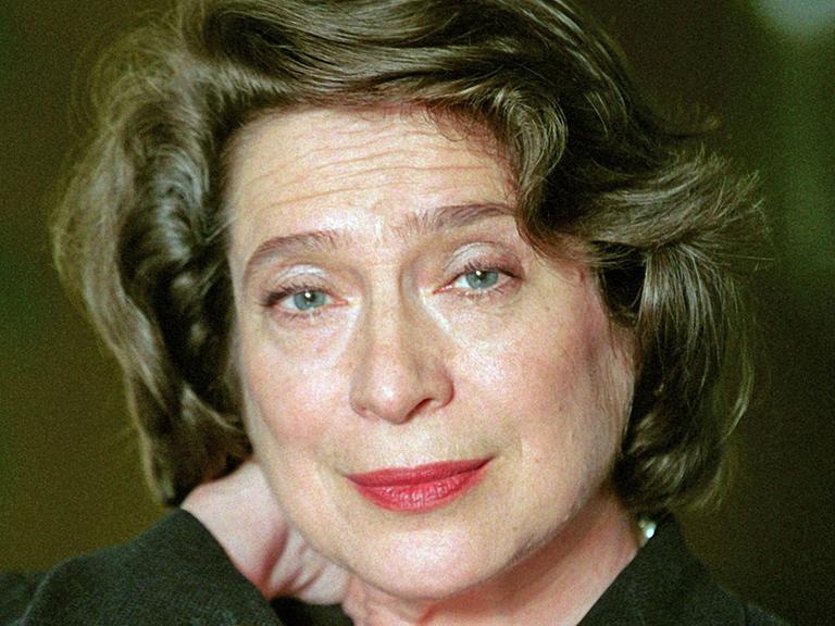 Elisabeth Leonskaja, in Georgien geborene Pianistin von Weltruhm, aufgenommen im Juni 2003 in Mainz. Sie wanderte 1978 aus der damaligen Sowjetunion aus und lebt in Wien. Leonskaja tritt nicht nur als Solistin auf, sondern auch regelmäßig mit bekannten Orchestern wie den Berliner Philharmonikern, dem Leipziger Gewandhaus-Orchester, dem Orchestre de Paris und den Philharmonikern von New York und Los Angeles.