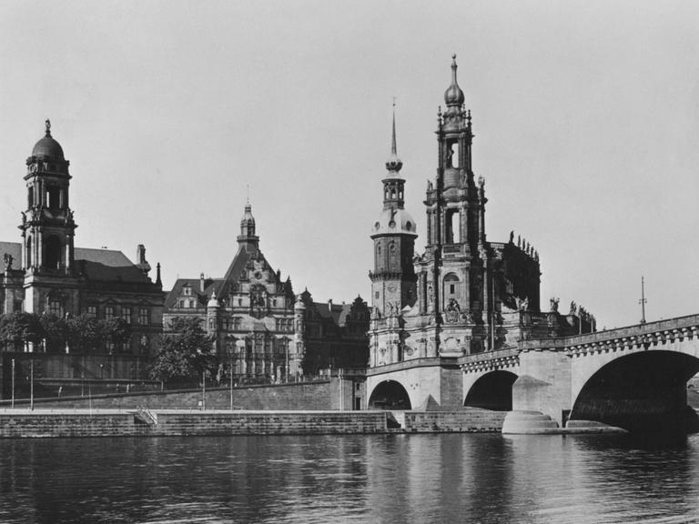 Teilansicht von Dresden in den 1920-er Jahren mit Blick über die Elbe auf das Ständehaus, die Katholische Hofkirche und die Friedrich-August-Brücke