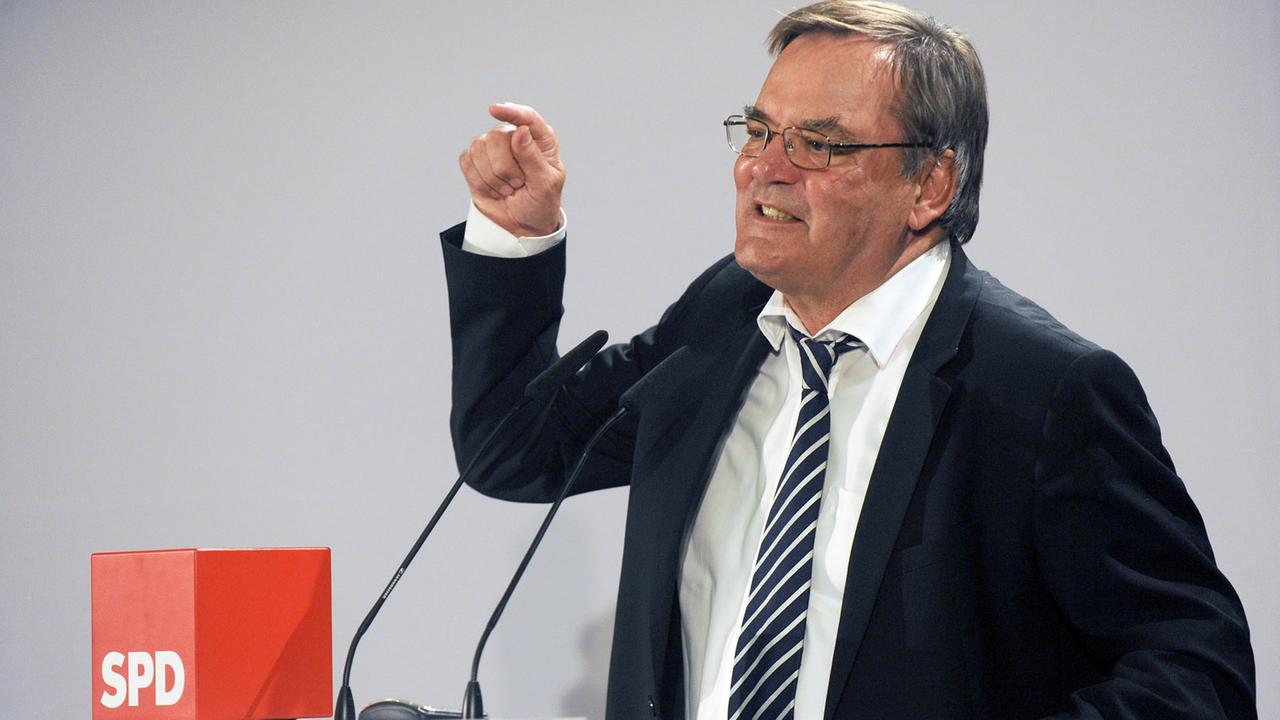Der Wirtschaftswissenschaftler Rudolf Hickel spricht auf dem SPD-Landesparteitag 2011 in Bremen