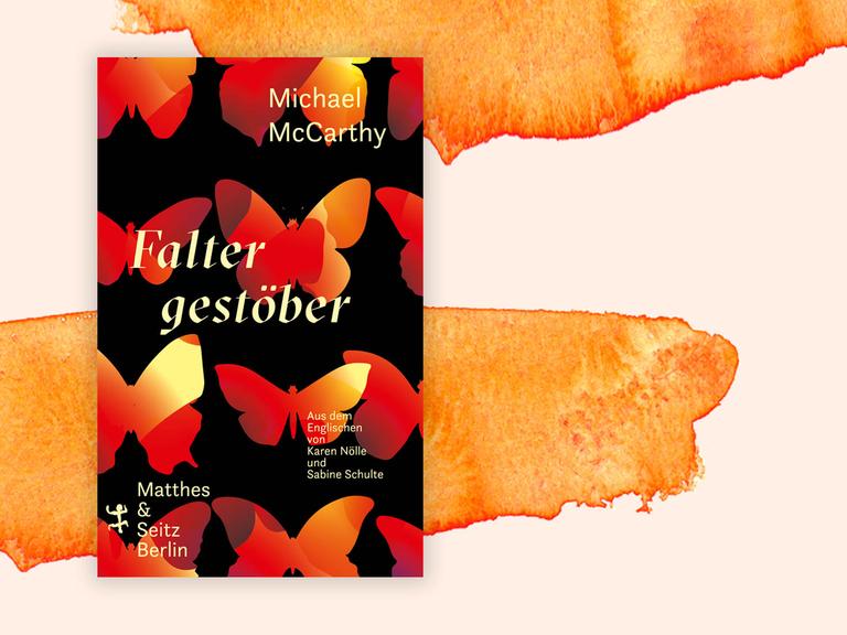 Das Cover ist schwarz und zeigt orange und gelb farbene Illustrationen von Schmetterlingen.