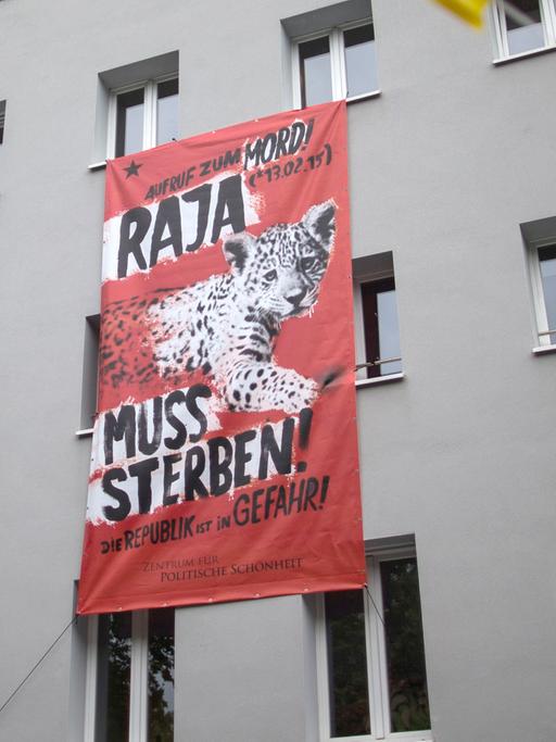 Ein Plakat mit der Aufschrift "Raja muss sterben!" am Theater Dortmund (Nordrhein-Westfalen). Mit einer angeblichen Tiertötung im Dortmunder Zoo will die Berliner Künstlergruppe Zentrum für Politische Schönheit (ZPS) den Blick der Öffentlichkeit auf das anhaltende Leid in Syrien lenken.