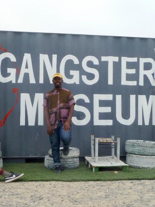 Der Museumsgründer und die beiden Ex-Gangster vor dem Museums-Container im Towhnship Khayelitsha