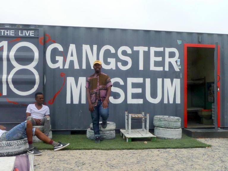 Der Museumsgründer und die beiden Ex-Gangster vor dem Museums-Container im Towhnship Khayelitsha