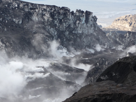 Der Lavastrom hat eine Schlucht ins Eis des Eyjafjallajökull geschmolzen.