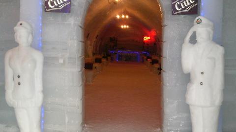 Der Eingang des Eishotels mit Blick auf zwei Eisfiguren (die Pagen). 