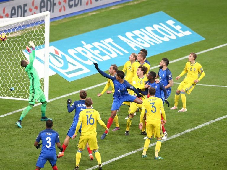 WM-Qualifikationsspiel Frankreich-Schweden, das 1:1 durch Pogba