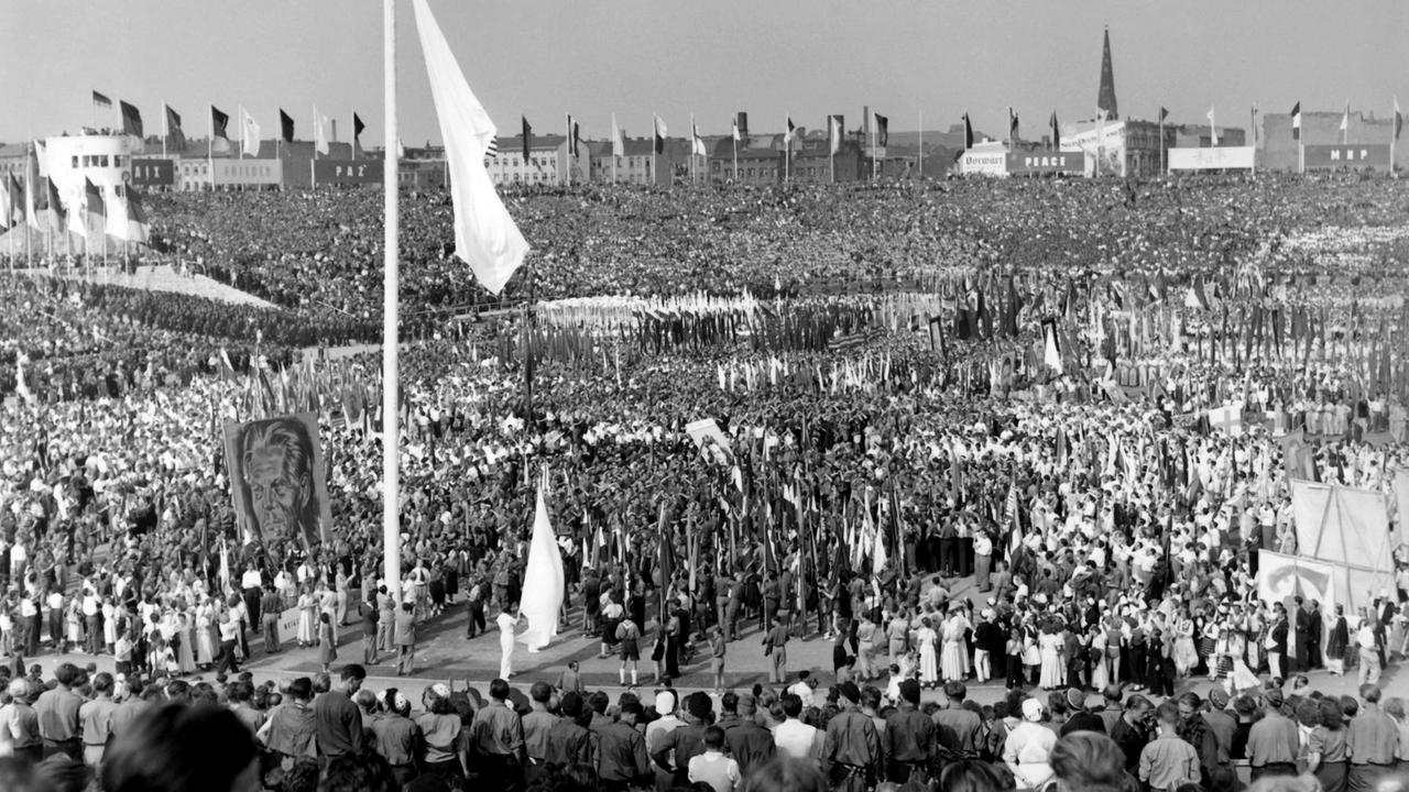 Der Einmarsch der Delegationen in das Walter-Ulbricht-Stadion in Ostberlin (DDR) bei der Eröffnung der III. Weltfestspiele der Jugend und Studenten am 05.08.1951