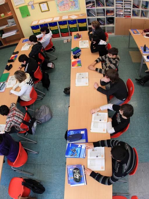 Schüler lernen in einem Klassenzimmer an einer Hauptschule in Arnsberg (Sauerland).