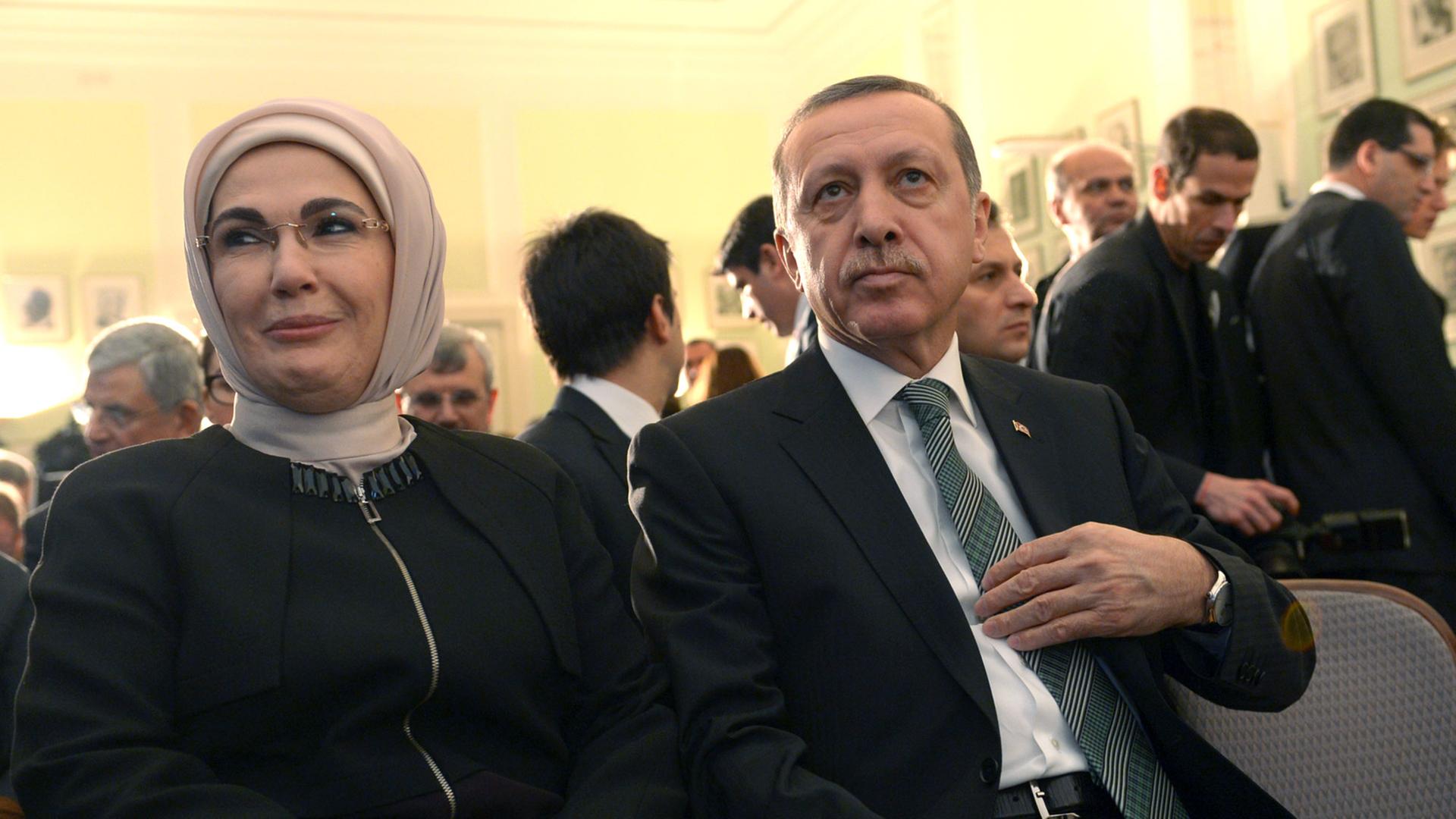 Der türkische Ministerpräsident Recep Tayyip Erdogan und seine Ehefrau Emine besuchen am 04.02.2014 die Deutsche Gesellschaft für Auswärtige Politik in Berlin. Erdogan hielt dort einen Vortrag zum Thema "Die Türkei, Europa und die Welt im 21. Jahrhundert".