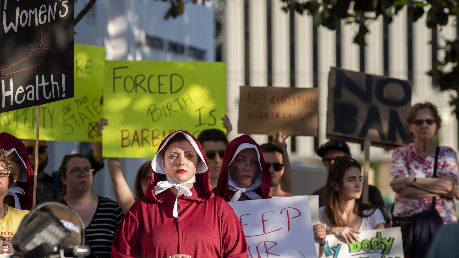 Demonstranten protestieren gegen das Abtreibungs-Gesetz