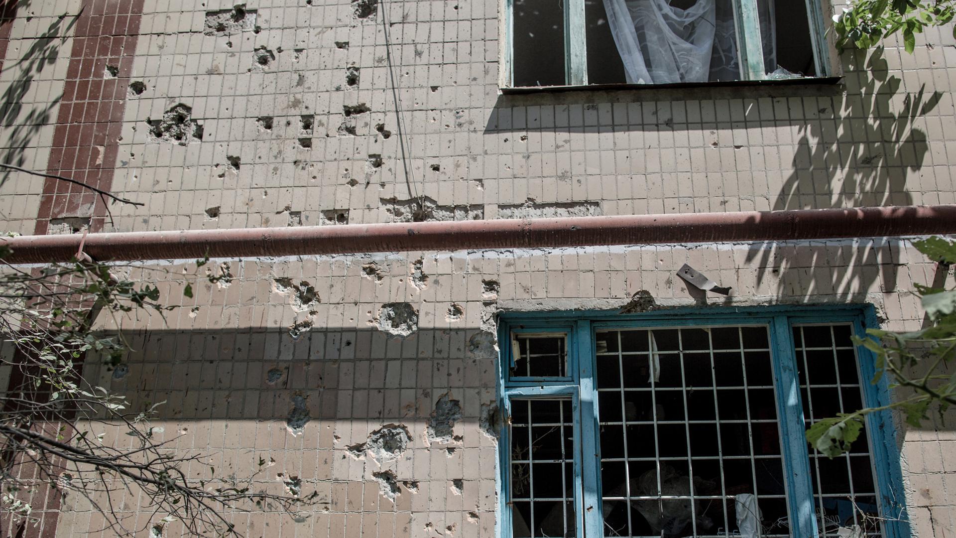 Ein Gebäude in der ukrainischen Stadt Slawjansk ist von mehreren Schüssen getroffen worden.