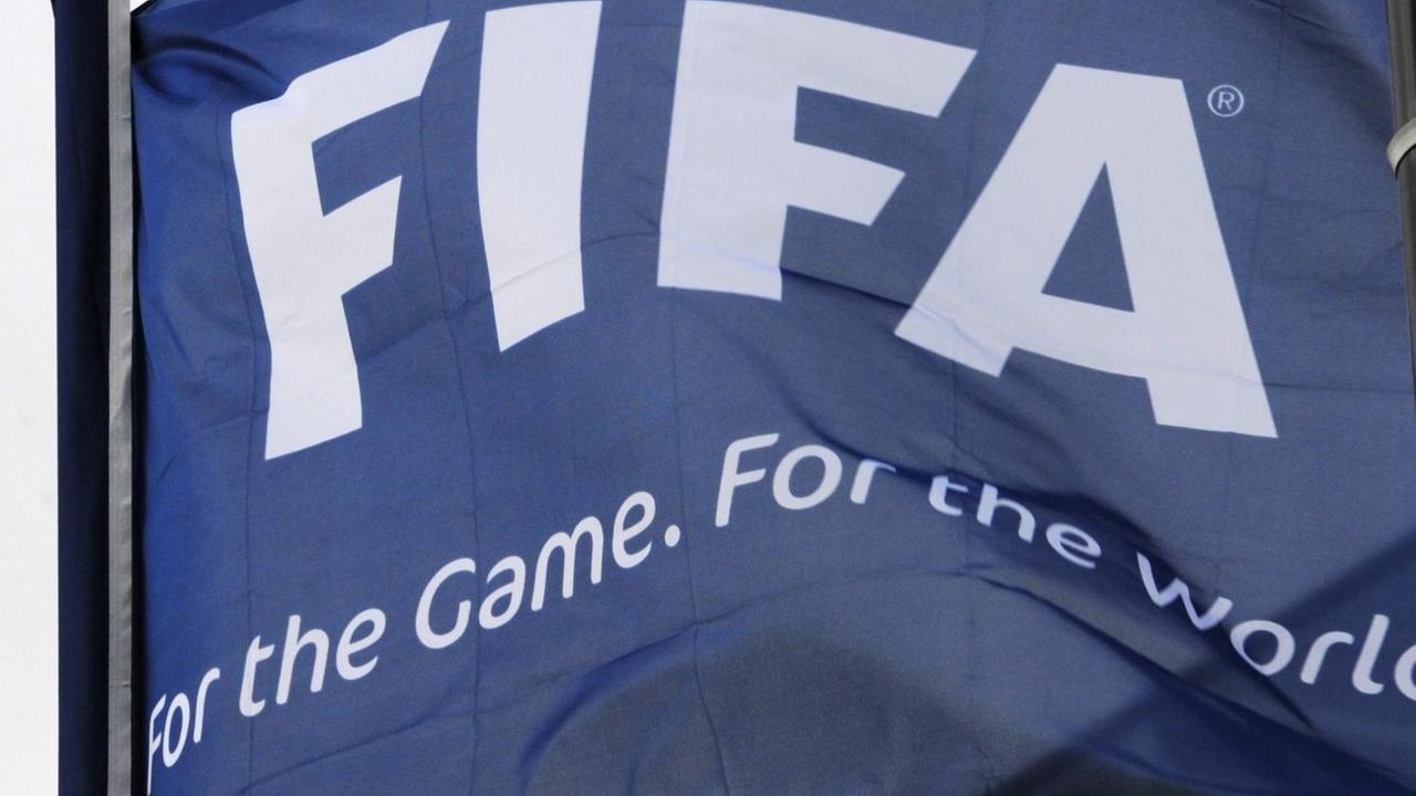 Eine Flagge des Internationalen Fußballverbandes FIFA weht vor dem Haupquartier in Zürich.