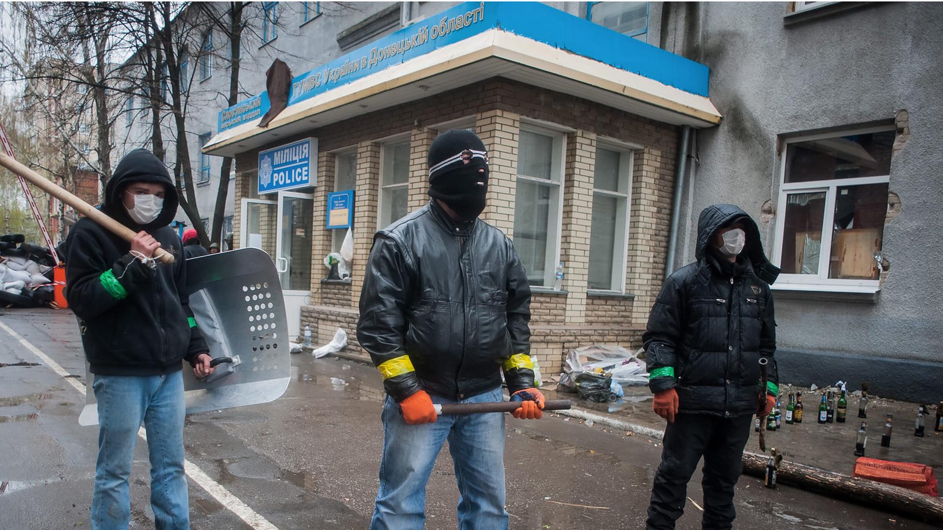 Vermummte, prorussische Aktivisten mit Schlagstöcken in Slawjansk