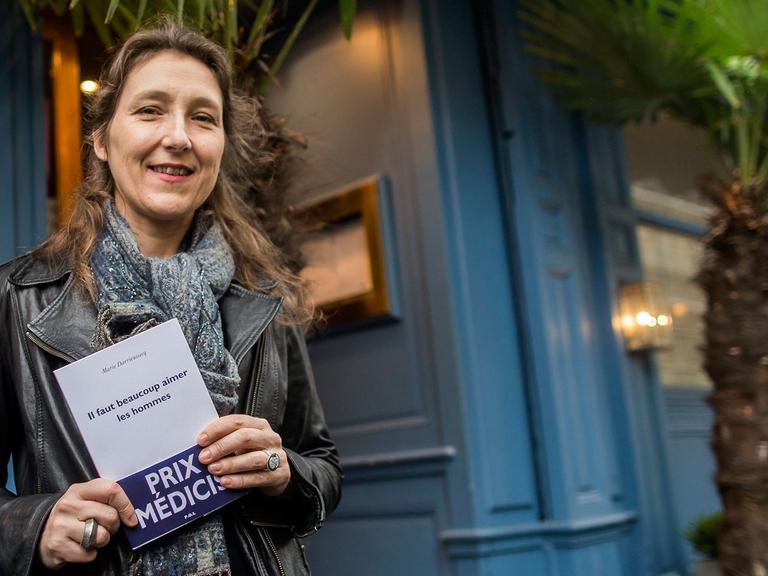 Die französische Autorin Marie Darrieussecq posiert am 12.11.2013 nach der Verleihung des Medicis Literary Prize für ihren Roman "Il faut beaucoup aimer les hommes" in Paris.