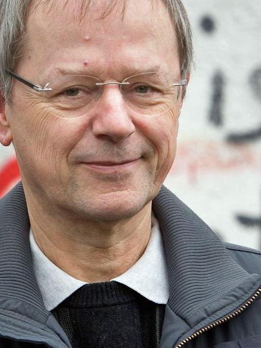 Christoph Butterwegge, Politikwissenschaftler und Armutsforscher, steht vor einer mit Graffitis besprühten Mauer