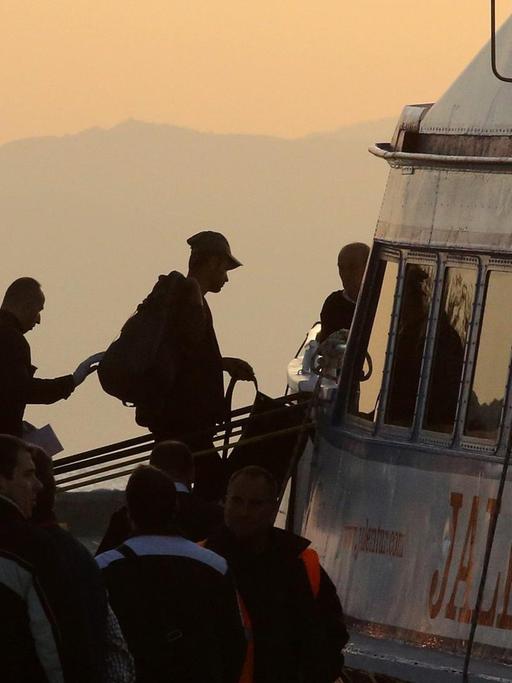 Griechenland beginnt mit der Rückführung von Flüchtlingen. Sie besteigen Boote, die in Richtung Türkei fahren.