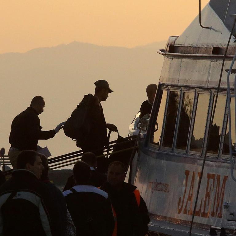 Griechenland beginnt mit der Rückführung von Flüchtlingen. Sie besteigen Boote, die in Richtung Türkei fahren.