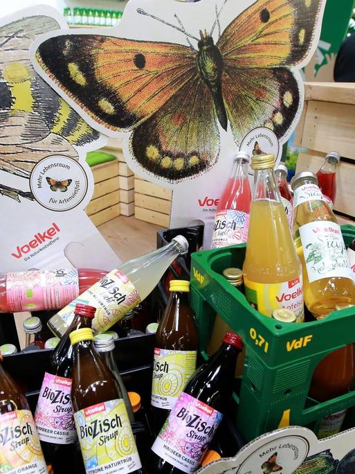 Kisten mit Sirup und Säften der Firma Voelkel auf der "Biofach", Messe für Bio-Lebensmittel.