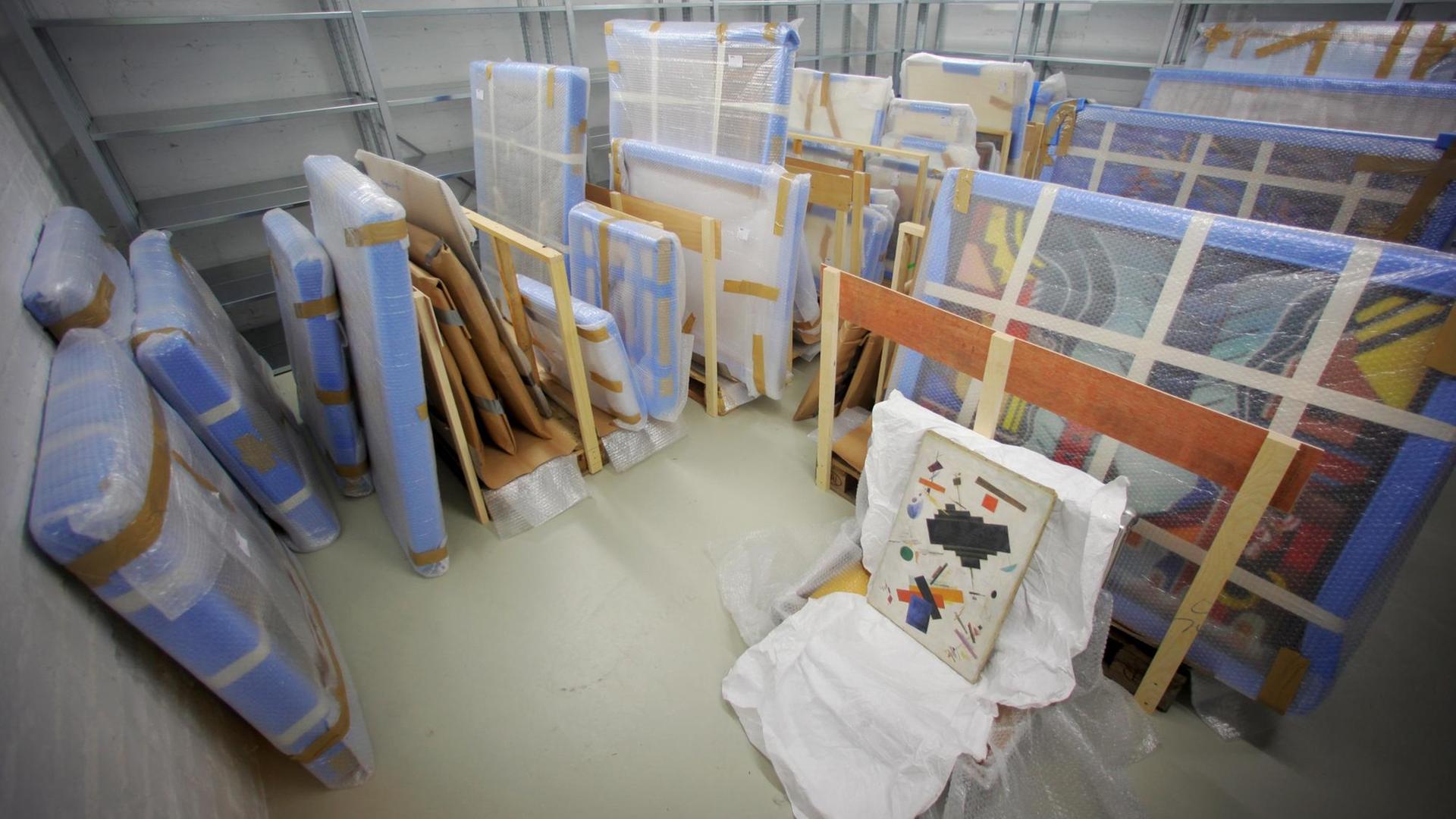 Bei einer Razzia in mehreren Bundesländern und im Ausland haben BKA-Fahnder eine mutmaßliche Bande von Kunstfälschern hochgehen lassen. Sie sollen laut BKA seit 2005 mehr als 400 gefälschte Gemälde verkauft und mehrere Millionen Euro verdient haben.