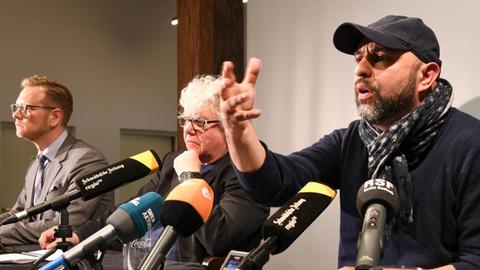 Serdar Somuncu (rechts) und Theater-Intendant Christoph Nix (Mitte) bei der Pressekonferenz zur "Mein Kampf"-Inszenierung in Konstanz