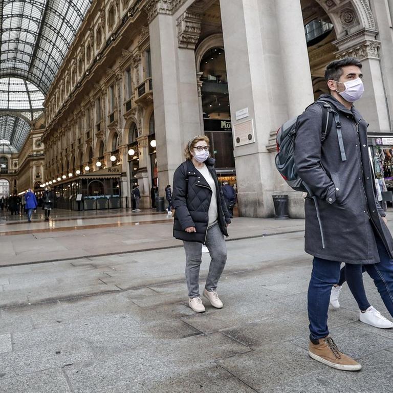 Touristen in Mailand auf dem Duomo Platz am  25.2. 2020 
