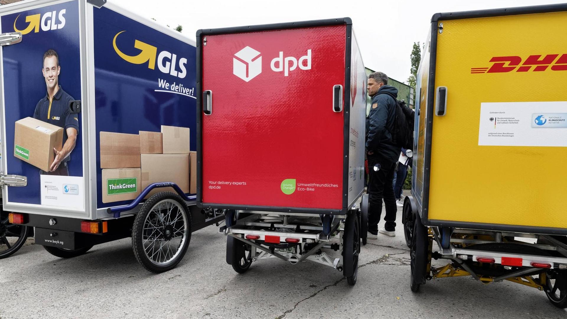 Lastenräder der Paketdienstleister Hermes, GLS, dpd und DHL im gemeinsamen Depot an der Eberswalder Straße