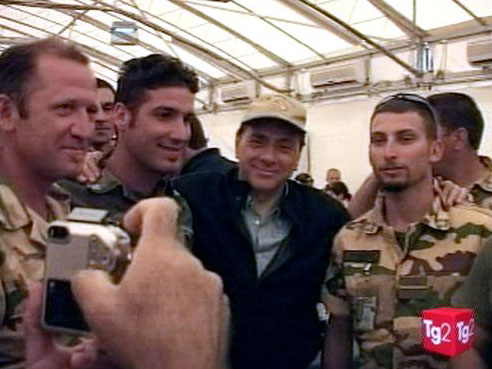 Italiens Regierungschef Berlusconi bei einem Truppenbesuch im Irak
