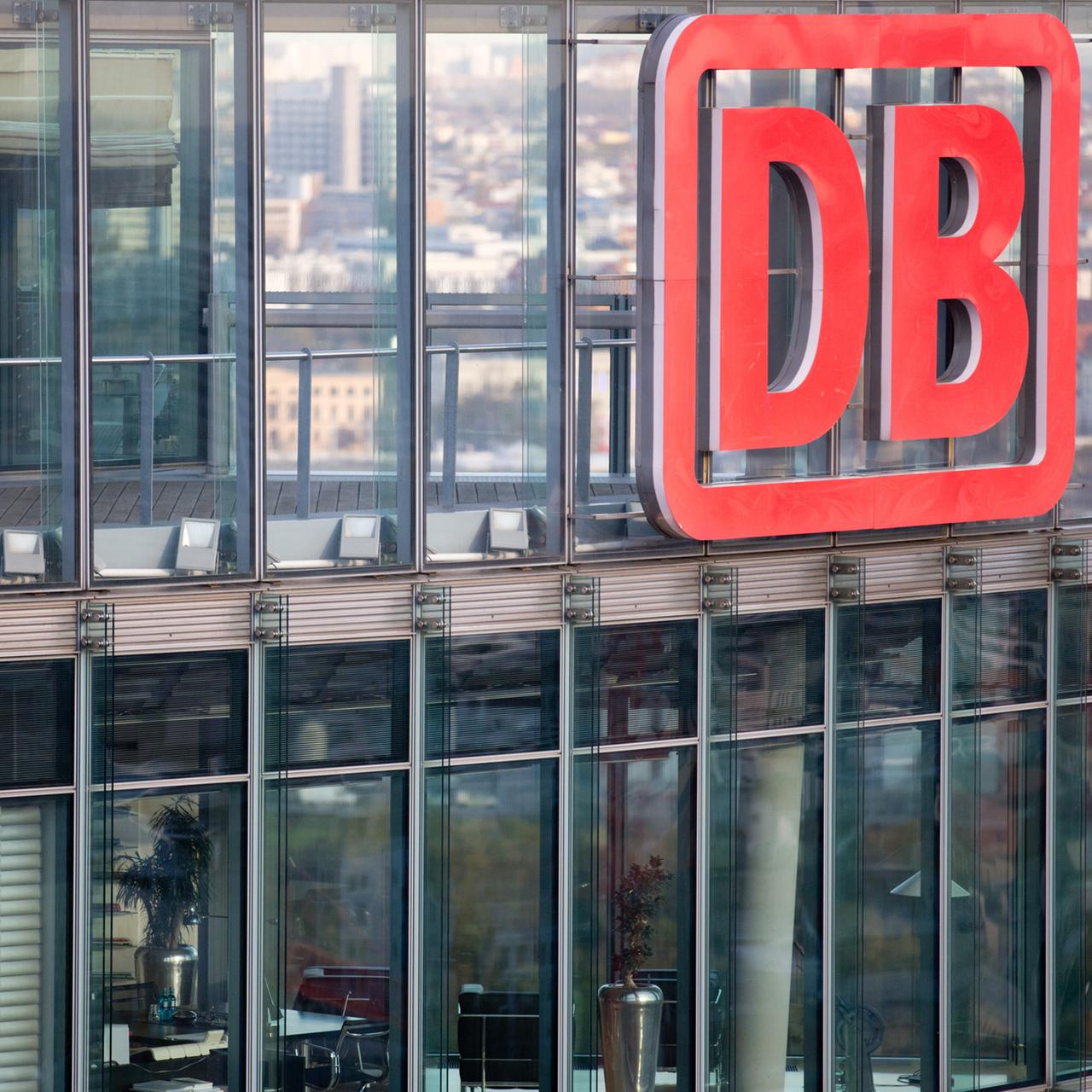 Der Deutsche-Bahn-Tower in Berlin mit dem DB-Logo in rot