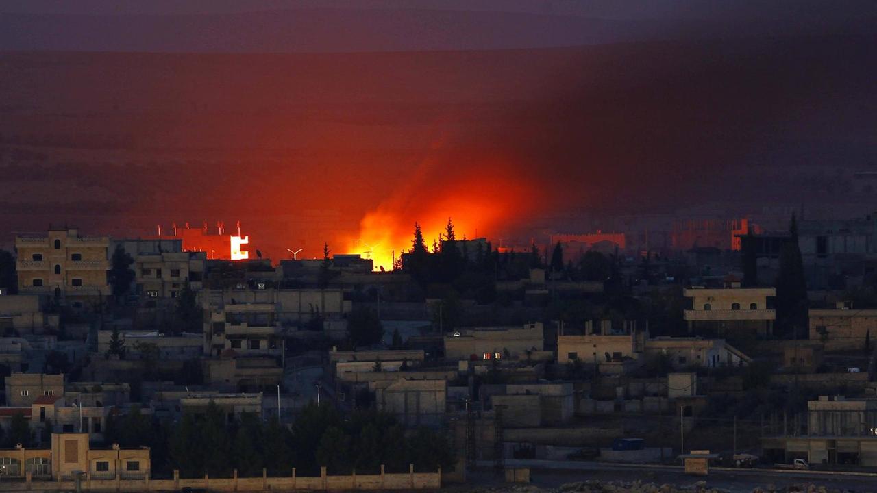 Ein Feuer in der syrischen Stadt Kobane nach einem US-Luftangriff auf Stellungen der Terrormiliz Islamischer Staat in Syrien. 
