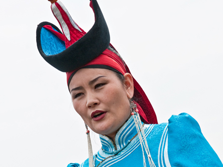 Tsogd Saikhan, eine der Urtyn-duu-Sängerinnen des Mongolischen Volks- und Tanzmusik-Ensembles
