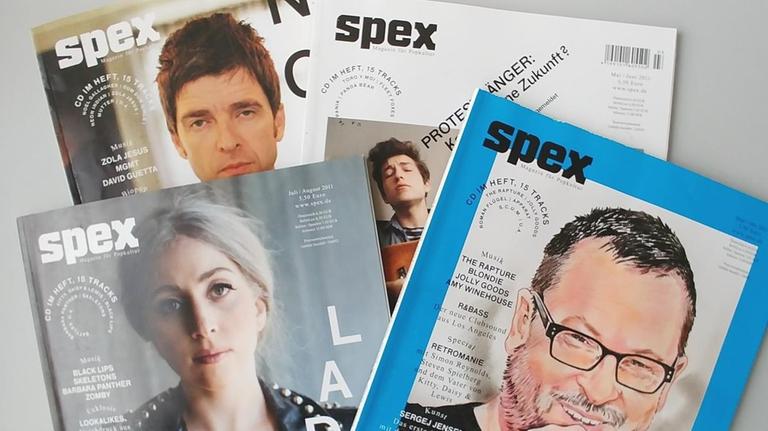 Vier Ausgaben der Pop-Zeitschrift "Spex" von 2011 liegen auf einem Tisch