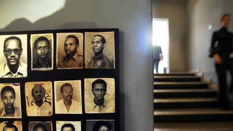Porträtbilder der Opfer des ruandischen Genozids.