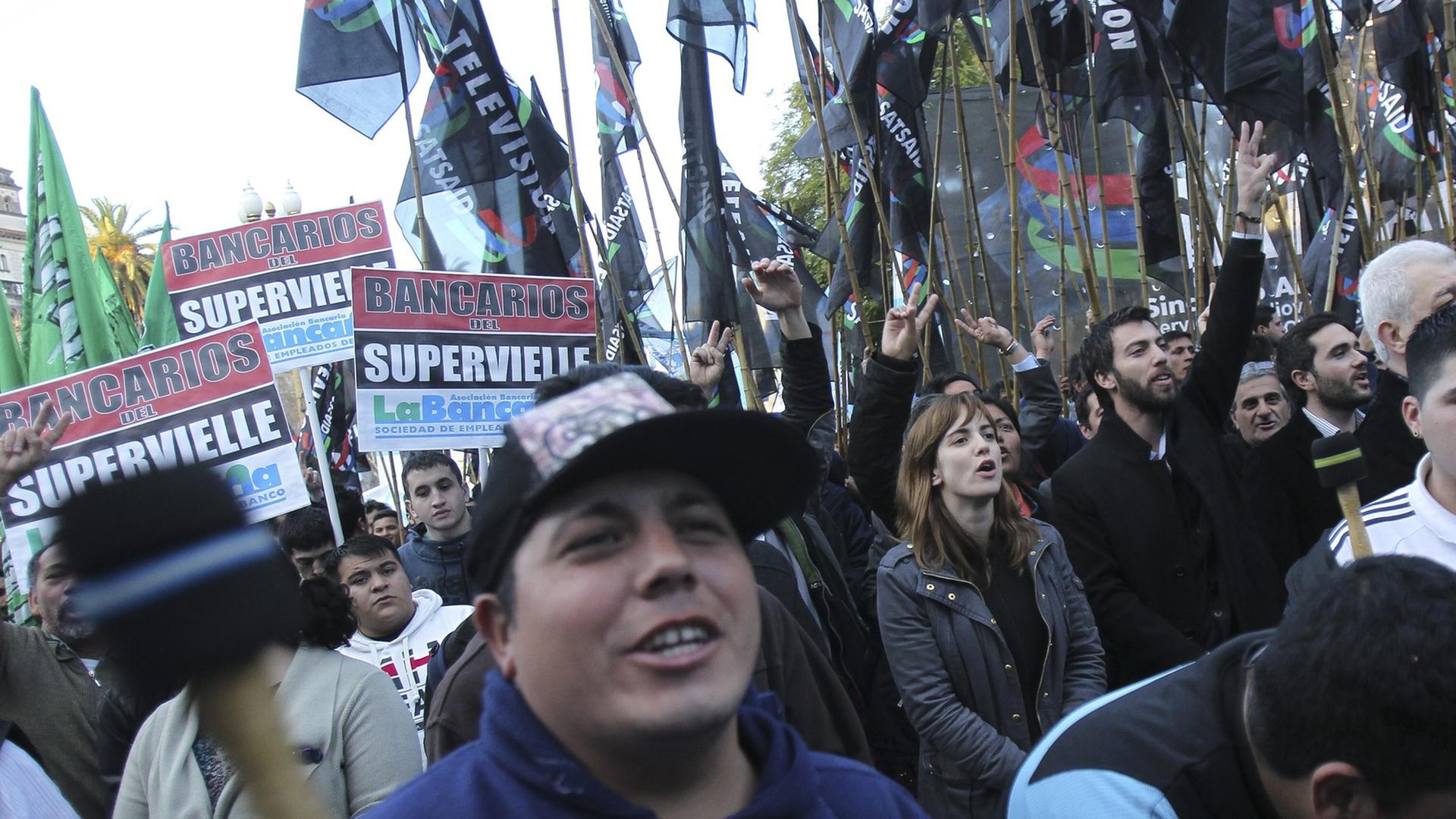 Demonstranten tun ihre Unterstützung für Präsidentin Kirchner kund.