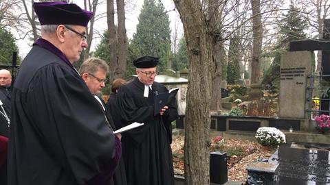 Bischof Jan Szarek, Bischof Jerzy Samiec, Pfarrer Pjotr Gaś (von links) am symbolischen Grab Bursches auf dem evangelischen Friedhof in Warschau