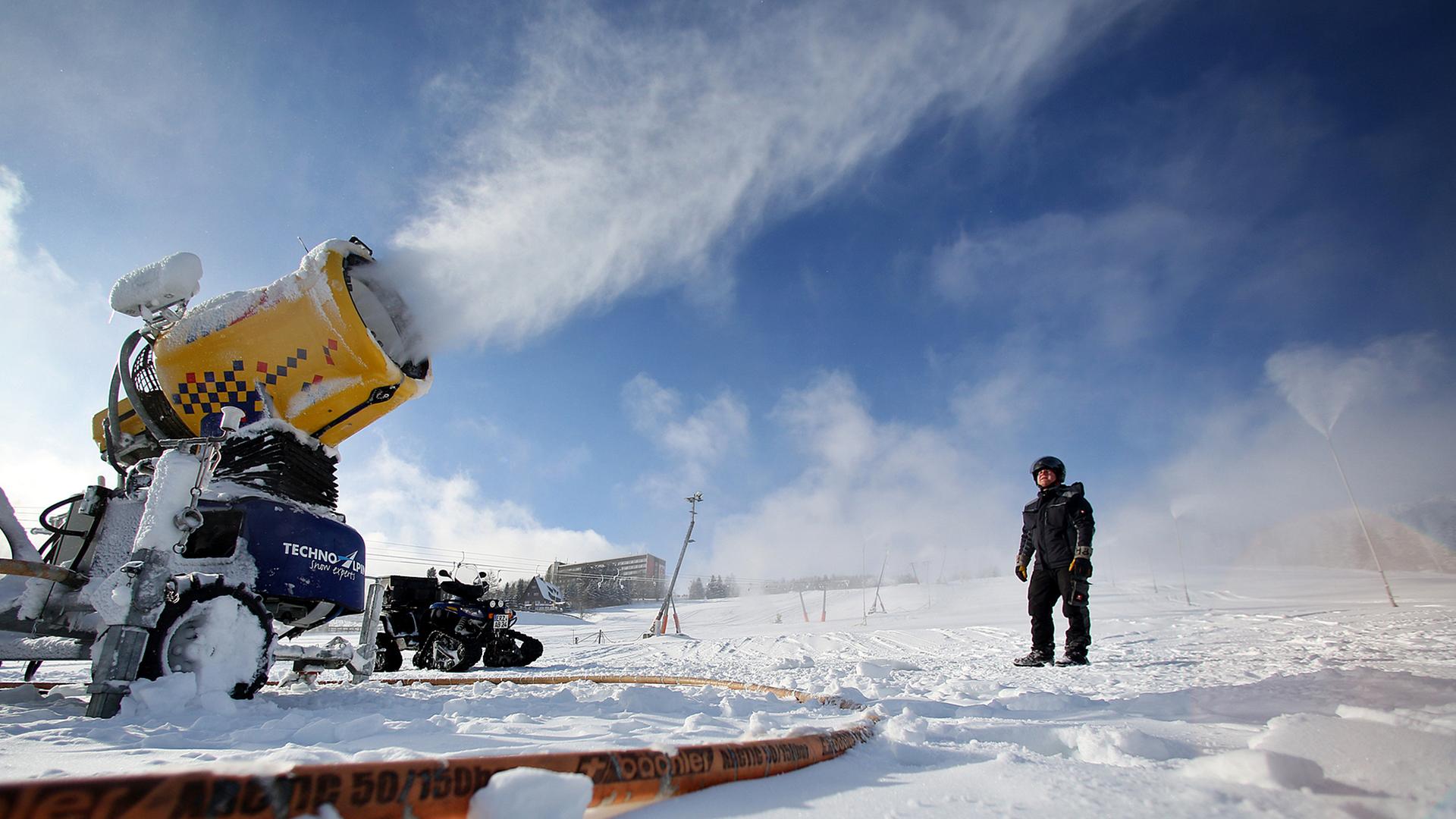 Schneekanone auf einer Skipiste am Fuße des Fichtelbergs in Oberwiesenthal, Sachsen.
